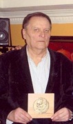 Kolega Vytautas Petras Vaitkus su jam skirtu vario medaliu, kurio autorius yra dailininkas Stasys Makaraitis. Vytauto Žeimanto nuotrauka 